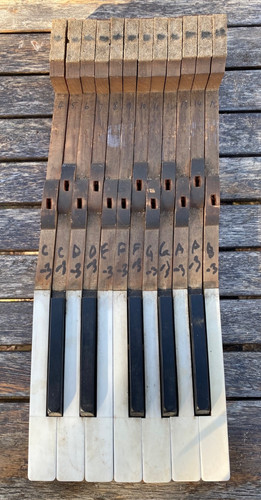 Piano keys vintage - ,, octave